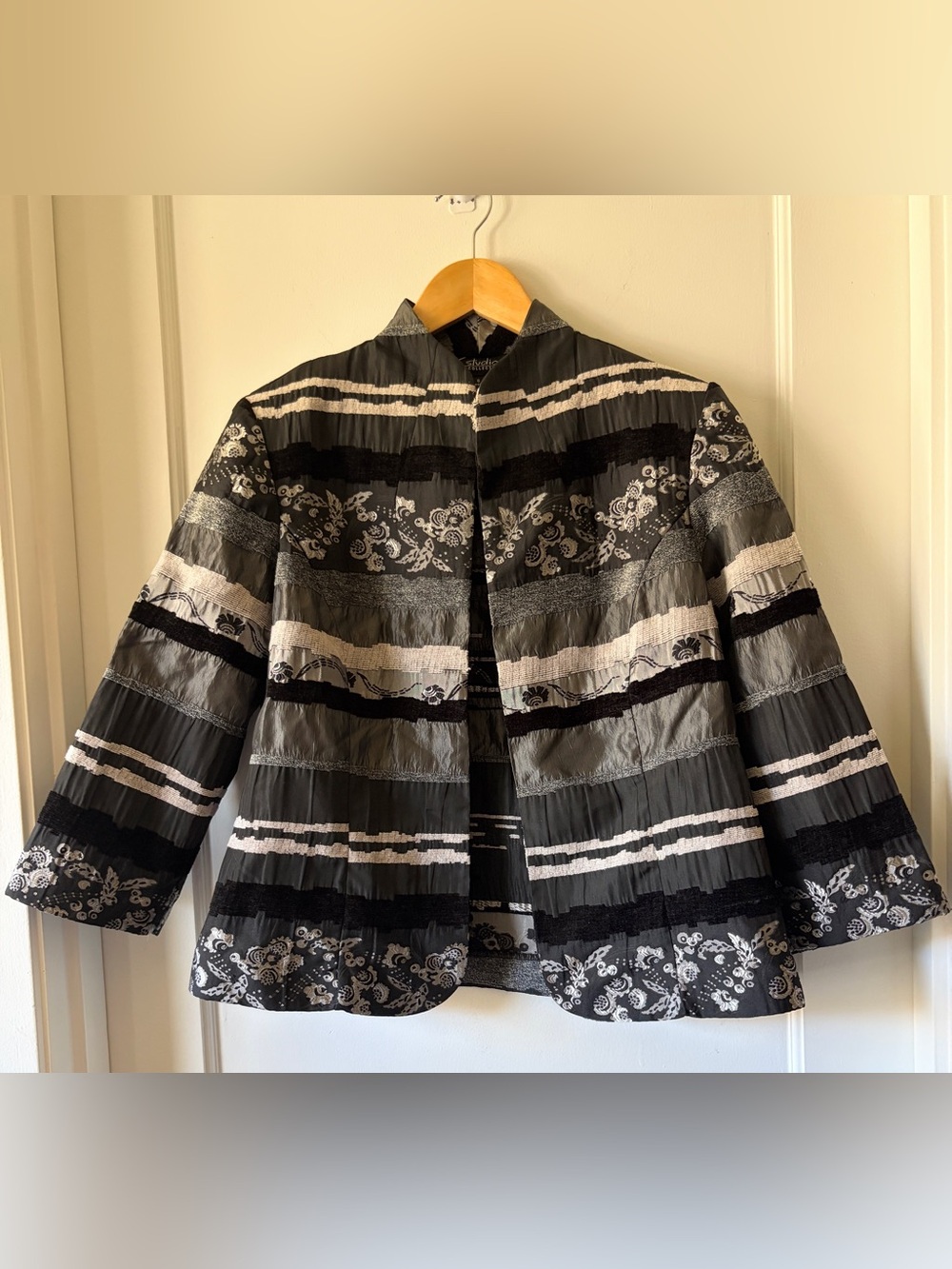 Black & Gray Striped Floral Open-Front Jacket/Blazer